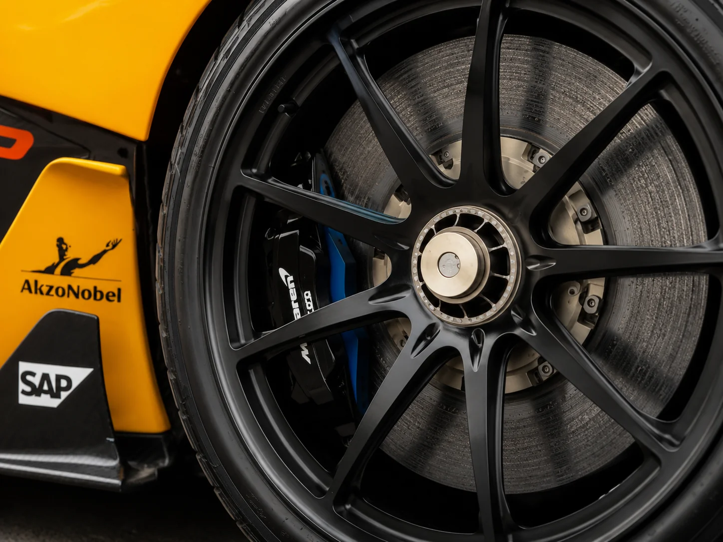 Centre-lock nut detail showing absence of wear