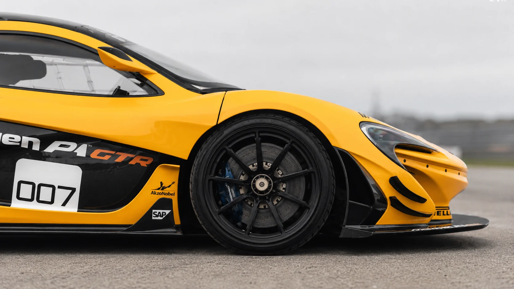 Front wheel with blue calipers and carbon dive planes